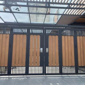 bộ cổng gỗ nhựa hiện đại khung thép